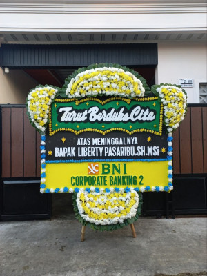Papan Bunga Duka di Menjalin