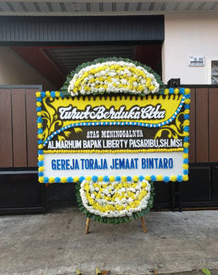 Papan Bunga Duka di Menjalin