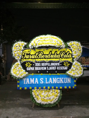 Papan Bunga Duka di Menjalin