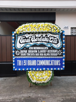 Papan Bunga Duka di Menjalin